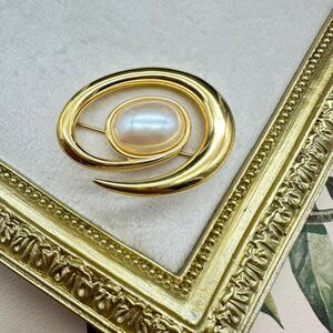 Monet Pearl Swirl Gold Tone Brooch Galaxy Pin